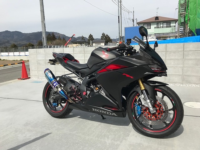 Cbr250rr Mc51 のハンドル交換によるアップハン化のレポート